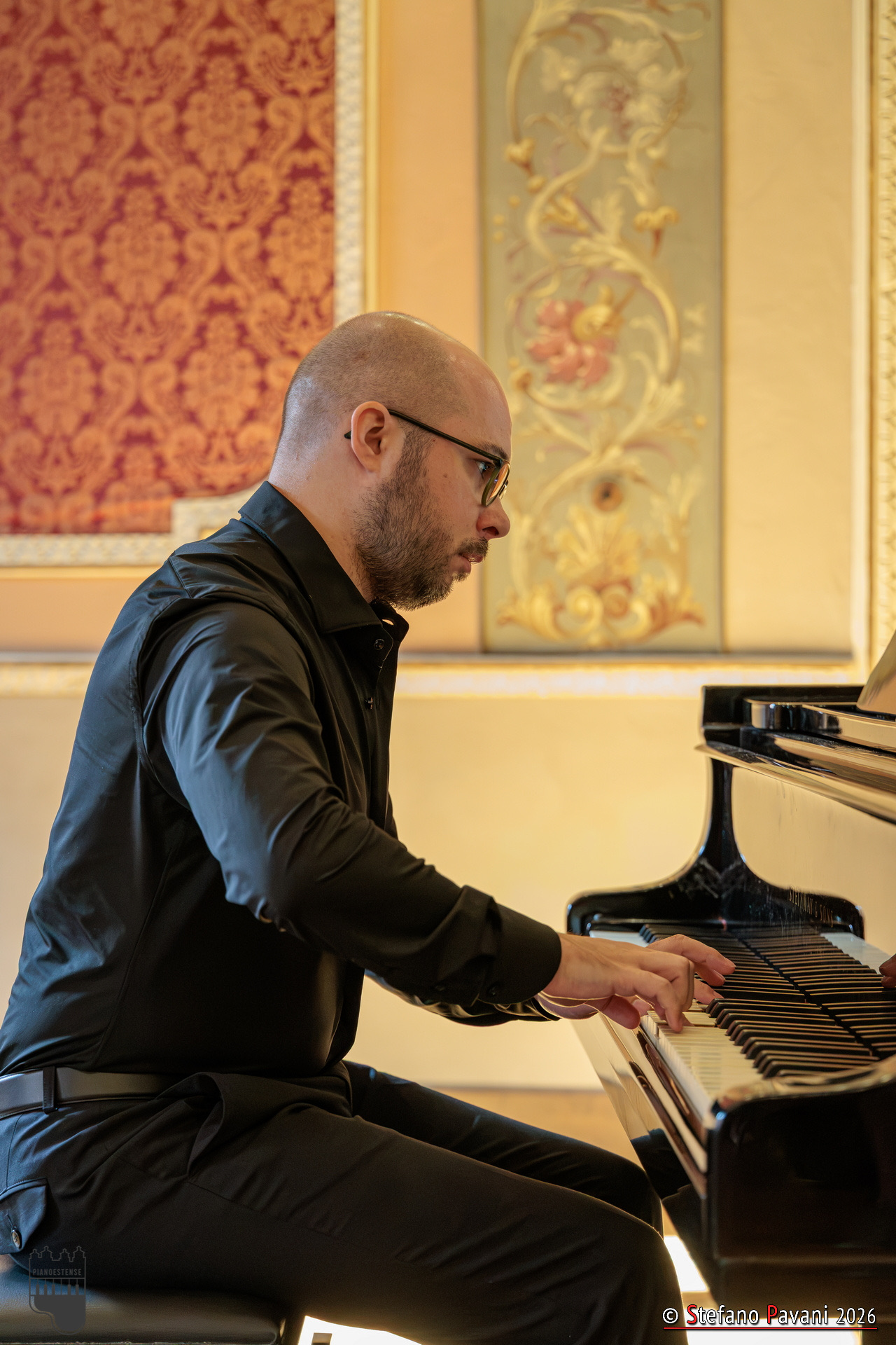 Angelo Morelato al pianoforte durante un recital a Palazzo Estense