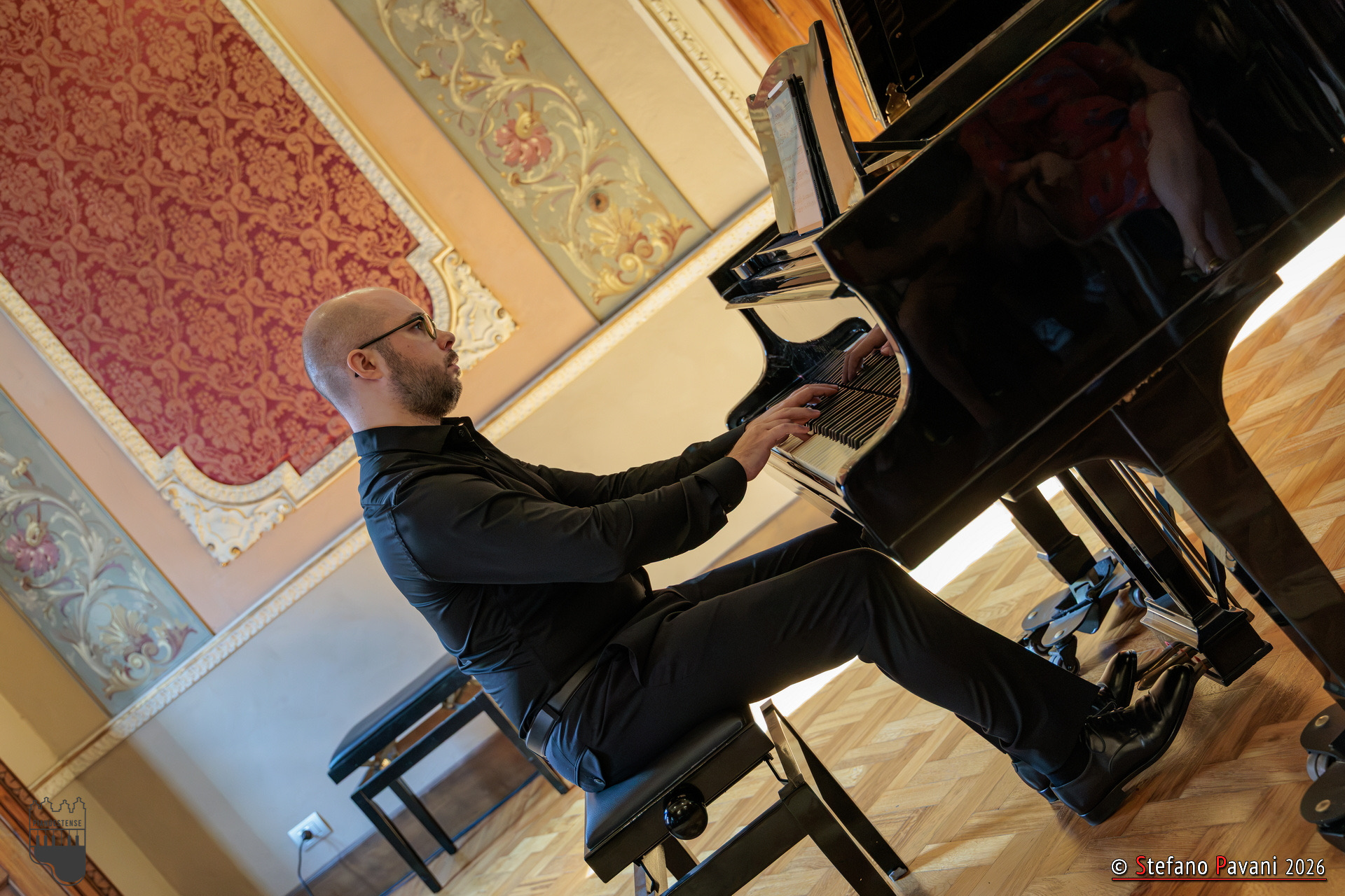 Angelo Morelato al pianoforte durante un recital a Palazzo Estense